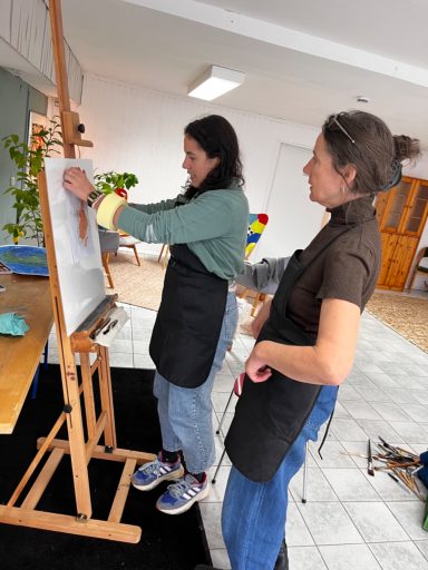 Arbeiten mit Kundin an Staffelei